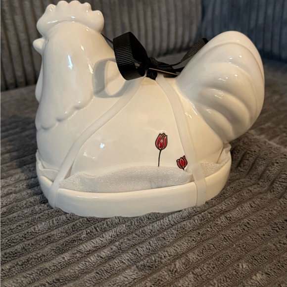 Rae Dunn Chicken 🐔 Shaped Butter Dish with Red Floral Design NWT - Picture 6 of 9